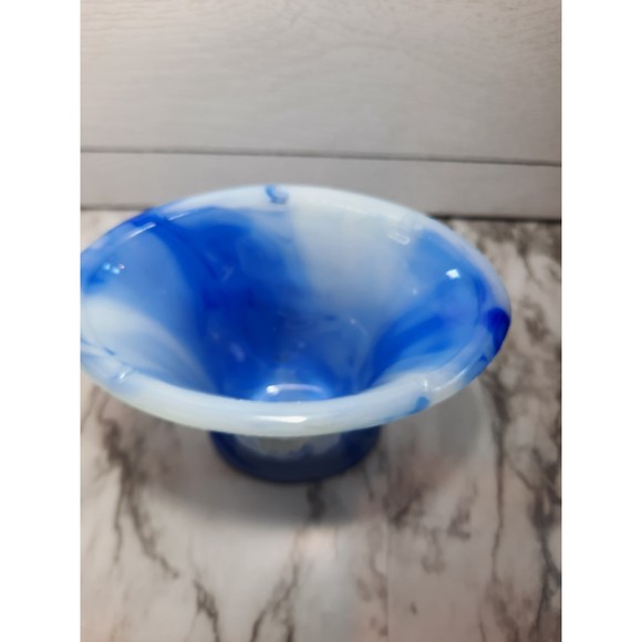 Vintage Blue and White Small Slag Glass Daffodil Vase - Picture 5 of 6